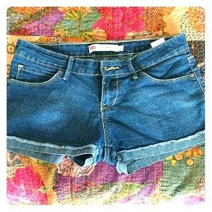Size 9 Levi shorty shorts